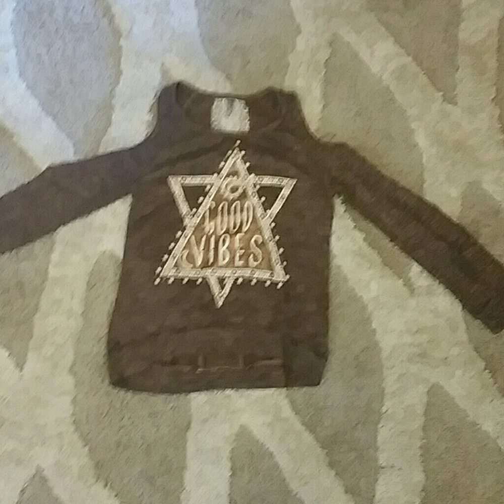 Shoulderless long sleeve